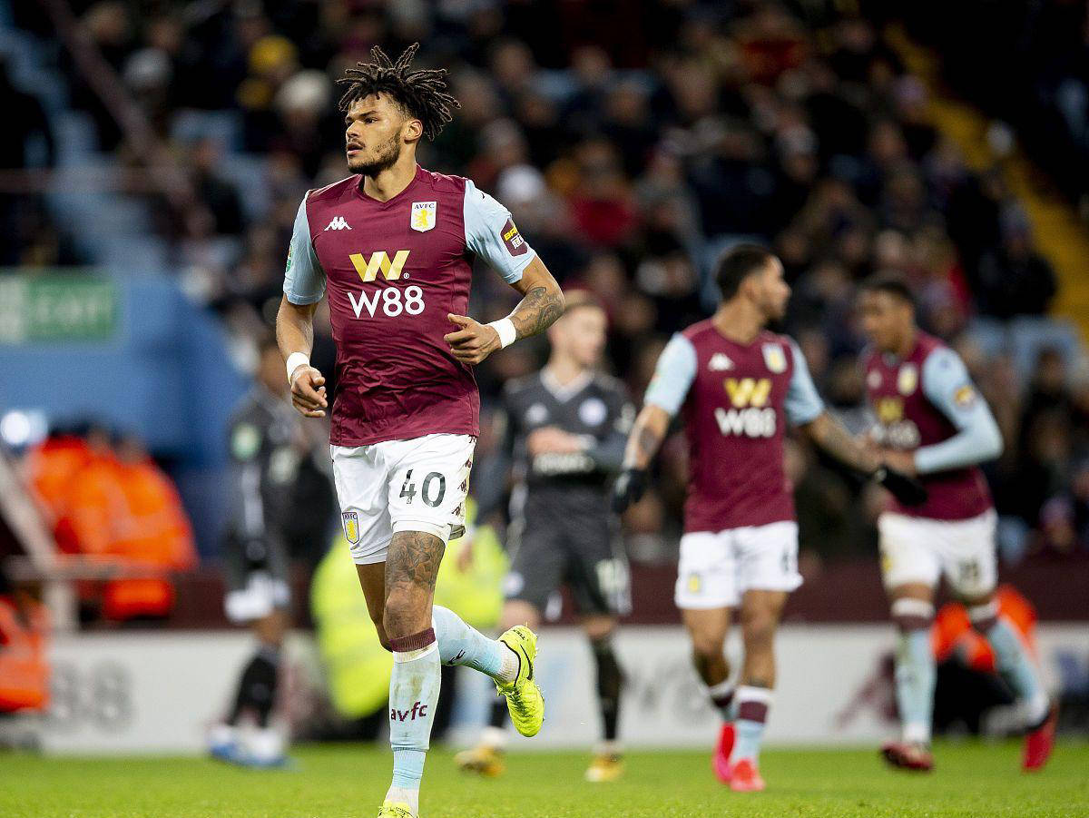 （粤港澳全运会）四川队选手王雅繁／蒋欣玗获网球女子双打冠军