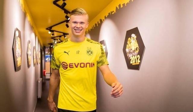 中超赛场争议判罚：VAR引发讨论,