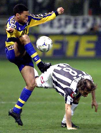 猛龙豪取8连胜，榜眼秀英格拉姆狂砍37分7篮板终迎爆发